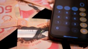 カナダのお金事情！チップの制度や現金が必要か解説